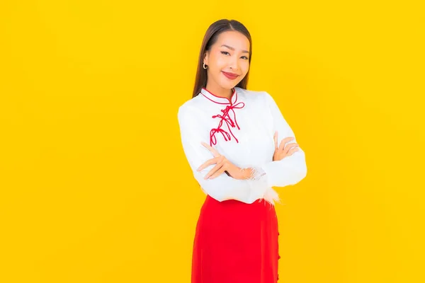 Portret Mooie Jonge Aziatische Vrouw Glimlach Actie Gele Achtergrond — Stockfoto