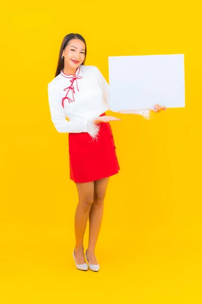 Πορτρέτο Όμορφη Νεαρή Ασιατική Γυναίκα Δείχνουν Λευκό Άδειο Πινακίδα Κίτρινο — Φωτογραφία Αρχείου