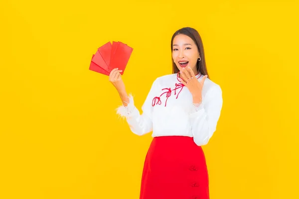 Retrato Hermosa Joven Mujer Asiática Con Sobres Rojos Carta Chino —  Fotos de Stock