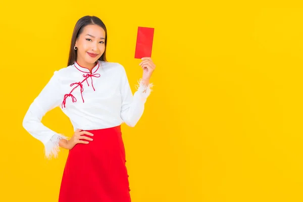 Retrato Hermosa Joven Mujer Asiática Con Sobres Rojos Carta Chino —  Fotos de Stock