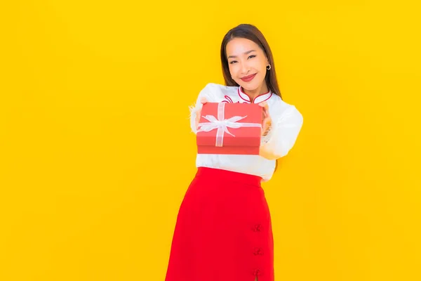 Portret Mooie Jonge Aziatische Vrouw Met Rode Geschenkdoos Gele Achtergrond — Stockfoto