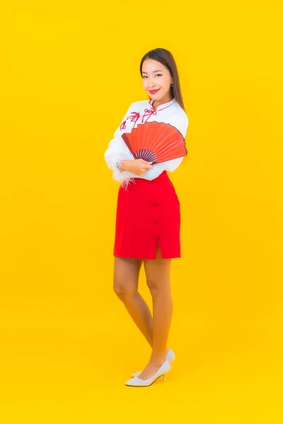 Portret Mooie Jonge Aziatische Vrouw Met Rode Enveloppen Brief Gele — Stockfoto