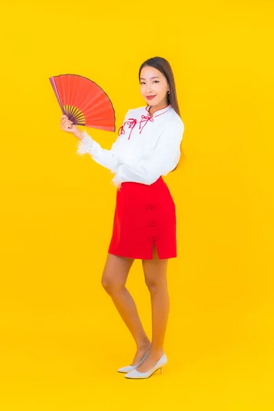 Portrait Beautiful Young Asian Woman Red Envelopes Letter Yellow Background — Stock Photo, Image