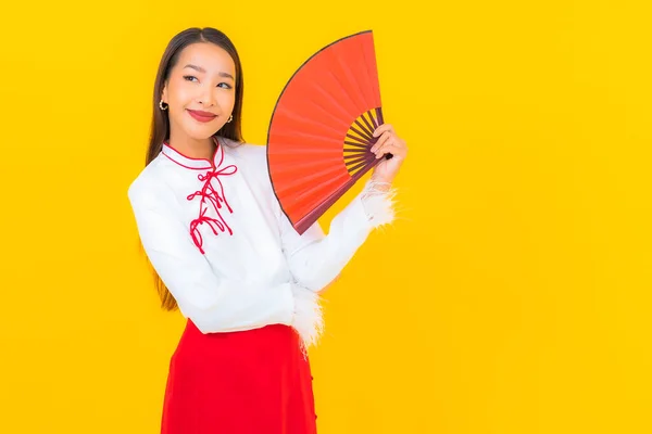 Porträt Schöne Junge Asiatische Frau Mit Roten Umschlägen Brief Auf — Stockfoto