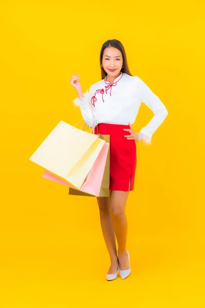 Portret Mooie Jonge Aziatische Vrouw Met Boodschappentas Creditcard Gele Achtergrond — Stockfoto