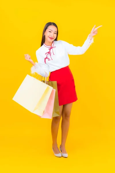 Porträtt Vacker Ung Asiatisk Kvinna Med Shoppingväska Och Kreditkort Gul — Stockfoto