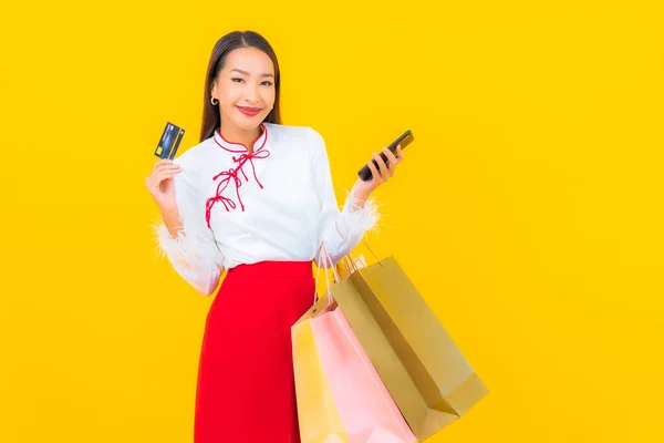 Porträtt Vacker Ung Asiatisk Kvinna Med Shoppingväska Och Kreditkort Gul — Stockfoto