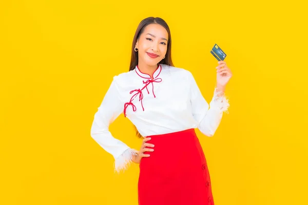 Retrato Hermosa Joven Asiática Mujer Con Tarjeta Crédito Para Compras —  Fotos de Stock