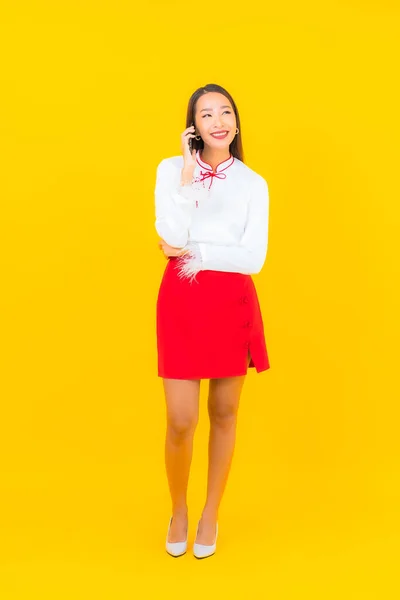 Πορτρέτο Όμορφη Νεαρή Ασιάτισσα Γυναίκα Έξυπνο Κινητό Τηλέφωνο Κίτρινο Φόντο — Φωτογραφία Αρχείου