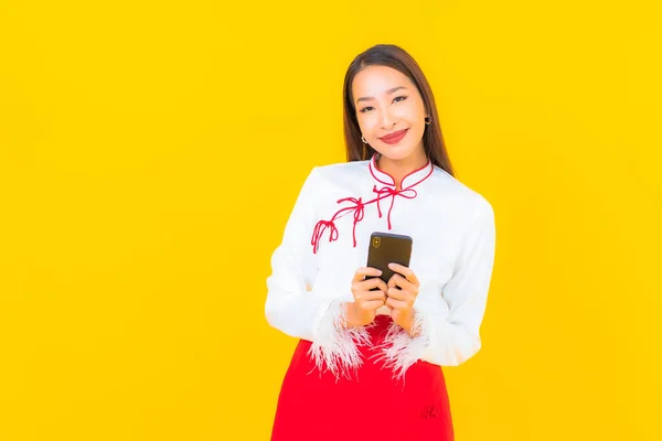 Portré Gyönyörű Fiatal Ázsiai Okos Mobiltelefon Sárga Háttér — Stock Fotó