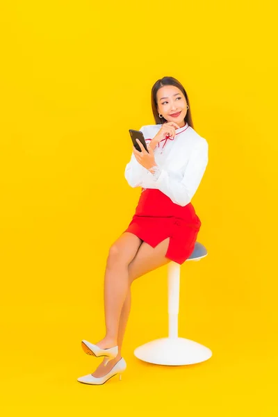 Porträtt Vacker Ung Asiatisk Kvinna Med Smart Mobiltelefon Gul Bakgrund — Stockfoto