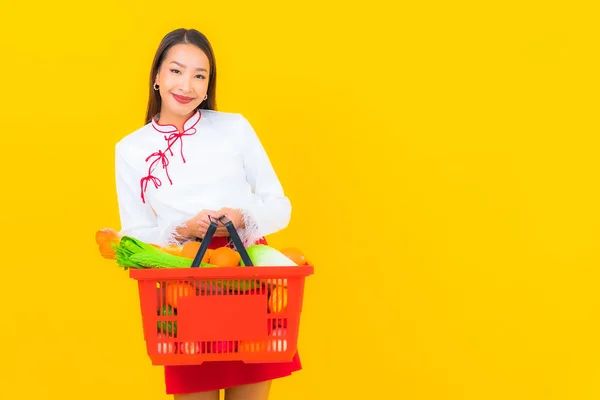 Retrato Bela Jovem Mulher Asiática Com Mercearia Cesta Supermercado Fundo — Fotografia de Stock