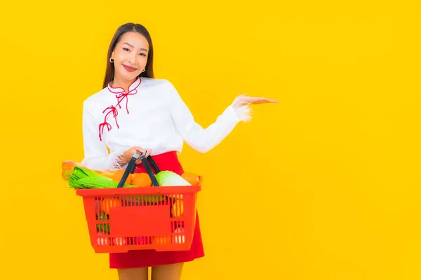 Ritratto Bella Giovane Donna Asiatica Con Cesto Della Spesa Supermercato — Foto Stock
