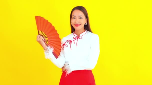 Bilder Ung Asiatisk Kvinna Traditionella Kinesiska Kläder Med Handhållen Fläkt — Stockvideo