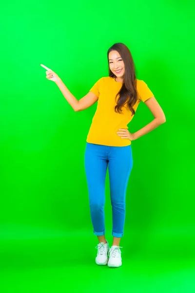 Portret Mooie Jonge Aziatische Vrouw Glimlach Met Actie Groen Geïsoleerde — Stockfoto