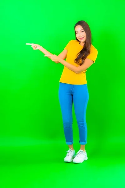 Portret Mooie Jonge Aziatische Vrouw Glimlach Met Actie Groen Geïsoleerde — Stockfoto