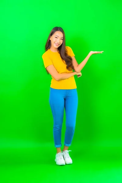 Portret Mooie Jonge Aziatische Vrouw Glimlach Met Actie Groen Geïsoleerde — Stockfoto