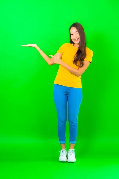 Portret Mooie Jonge Aziatische Vrouw Glimlach Met Actie Groen Geïsoleerde — Stockfoto