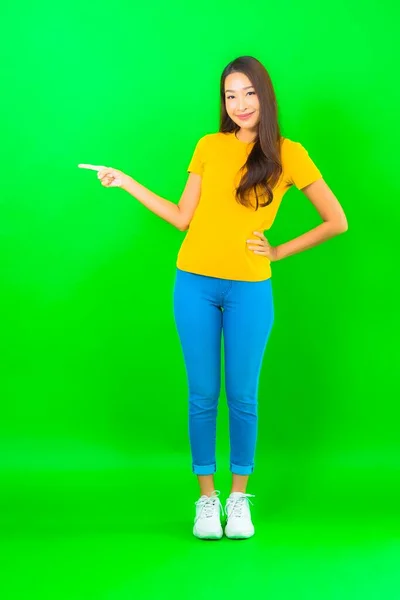 Portret Mooie Jonge Aziatische Vrouw Glimlach Met Actie Groen Geïsoleerde — Stockfoto