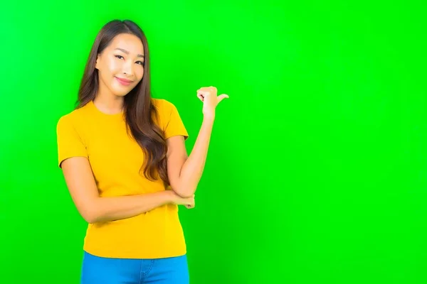 Ritratto Bella Giovane Donna Asiatica Sorriso Con Azione Sfondo Verde — Foto Stock