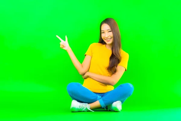 Portret Mooie Jonge Aziatische Vrouw Glimlach Met Actie Groen Geïsoleerde — Stockfoto