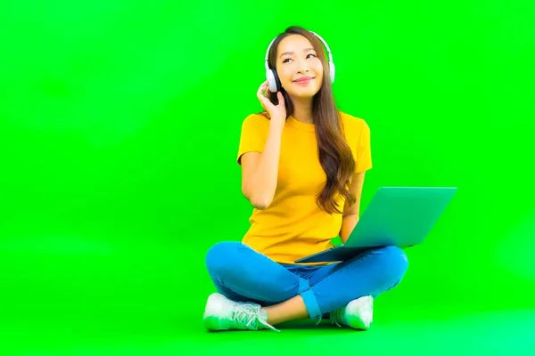 Portret Mooie Jonge Aziatische Vrouw Gebruik Computer Laptop Groen Geïsoleerde — Stockfoto