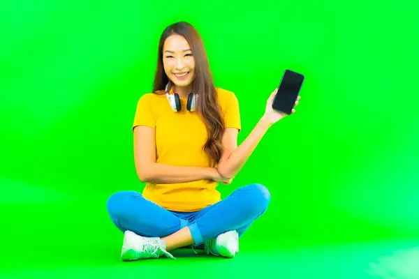 Porträt Schöne Junge Asiatische Frau Verwenden Smartphone Mit Kopfhörer Auf — Stockfoto