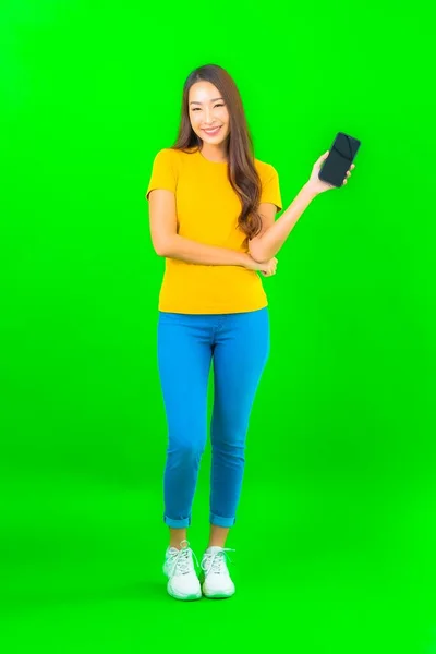 Portret Mooie Jonge Aziatische Vrouw Met Slimme Mobiele Telefoon Groene — Stockfoto