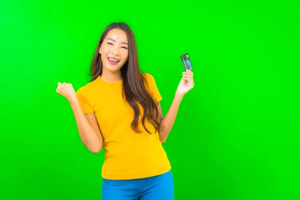 Portret Mooie Jonge Aziatische Vrouw Met Creditcard Mobiele Telefoon Groene — Stockfoto