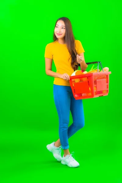 Portret Mooie Jonge Aziatische Vrouw Met Boodschappenmandje Kar Van Supermarkt — Stockfoto