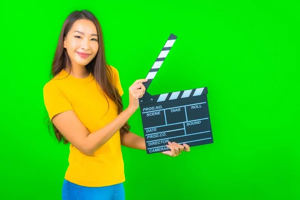 Porträt Schöne Junge Asiatische Frau Mit Filmklöppel Auf Grünem Isolierten — Stockfoto