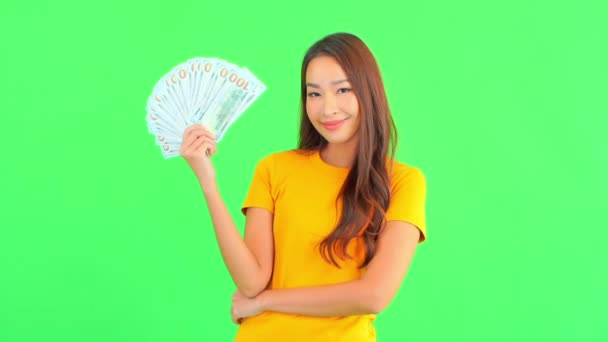 Záběry Mladé Asijské Ženy Žlutém Tričku Držící Hromadu Peněz Zelené — Stock video