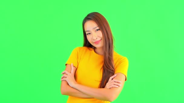 Bilder Ung Asiatisk Kvinna Gul Shirt Med Korsade Armar Grön — Stockvideo
