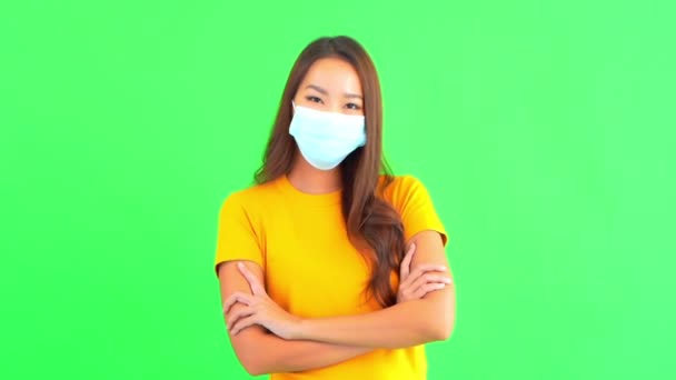 Кадри Молодої Азіатки Жовтій Футболці Медичній Масці Зеленому — стокове відео
