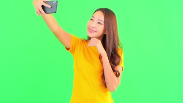 Zdjęcia Młodej Azjatki Żółtej Koszulce Robiącej Selfie Smartfonem Zielono — Wideo stockowe
