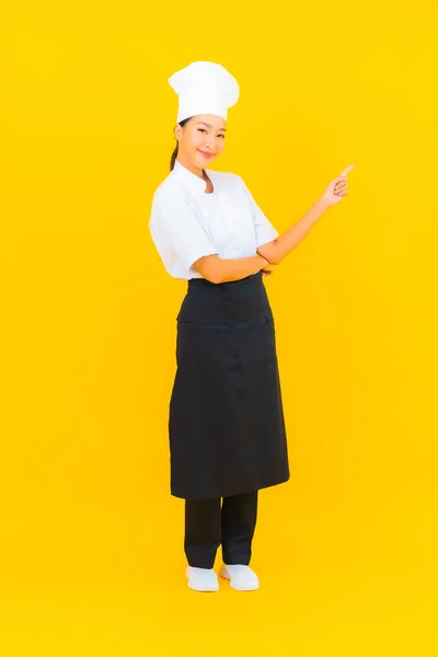 Ritratto Bella Giovane Donna Asiatica Chef Cuoco Uniforme Con Cappello — Foto Stock