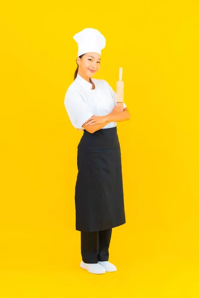 Ritratto Bella Giovane Donna Asiatica Chef Con Mattarello Sfondo Giallo — Foto Stock