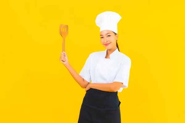 Ritratto Bella Giovane Asiatica Chef Donna Con Spatola Sfondo Giallo — Foto Stock