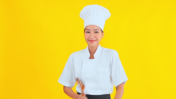 Portrait Beau Jeune Chef Asiatique Tenant Spatule Bois Sur Fond — Video