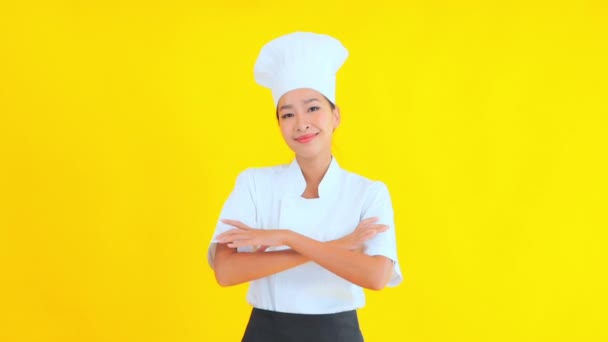 Portrét Krásné Mladé Asijské Kuchař Žlutém Pozadí — Stock video