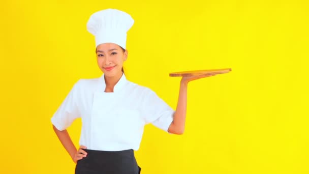 Ritratto Bella Giovane Chef Asiatico Tenendo Tagliere Sfondo Giallo — Video Stock
