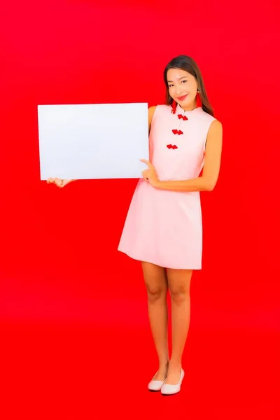 Portret Mooie Jonge Aziatische Vrouw Tonen Wit Leeg Billboard Rode — Stockfoto