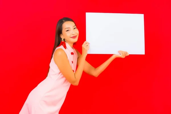 Retrato Bonito Jovem Asiático Mulher Mostrar Branco Vazio Outdoor Vermelho — Fotografia de Stock