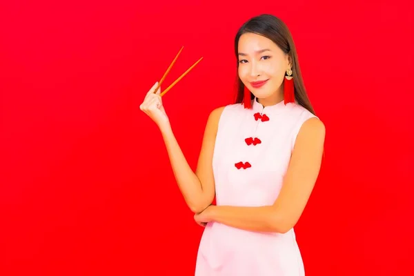 Retrato Bela Jovem Asiático Mulher Com Chopstick Vermelho Isolado Fundo — Fotografia de Stock