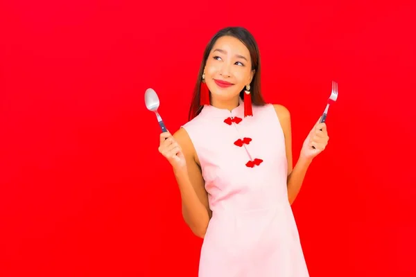 Portret Mooie Jonge Aziatische Vrouw Met Lepel Vork Geïsoleerde Rode — Stockfoto