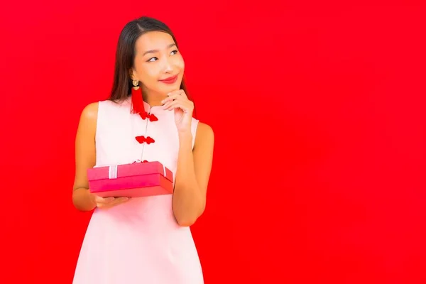 Retrato Bonito Jovem Asiático Mulher Com Vermelho Dom Caixa Vermelho — Fotografia de Stock