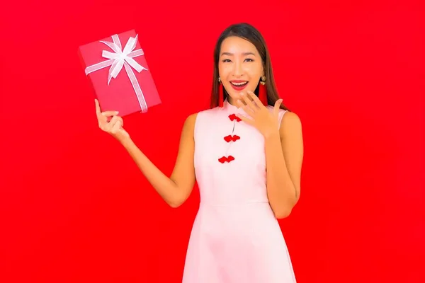 Retrato Bonito Jovem Asiático Mulher Com Vermelho Dom Caixa Vermelho — Fotografia de Stock