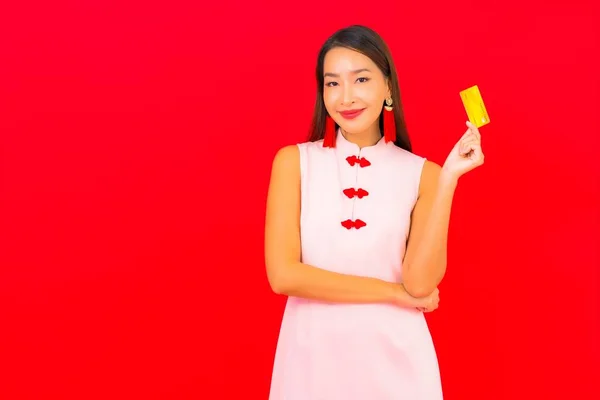 Retrato Bela Jovem Asiático Mulher Com Cartão Crédito Vermelho Isolado — Fotografia de Stock