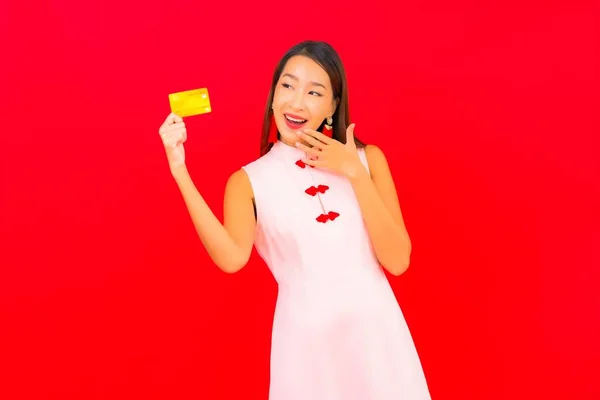 Retrato Bela Jovem Asiático Mulher Com Cartão Crédito Vermelho Isolado — Fotografia de Stock