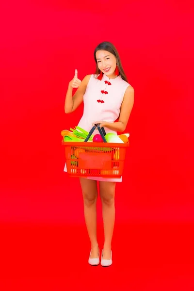 Retrato Hermosa Joven Asiática Mujer Con Cesta Supermercado Rojo Aislado —  Fotos de Stock